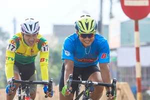 Lê Nguyệt MInh đang thoát đi cùng Tấn Đại. Ảnh: Hoàng Hùng