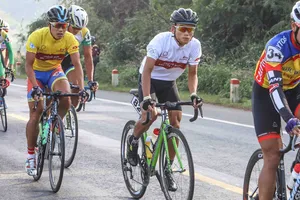 Liệu Minh Luận có giữ được chiếc áo trắng trước người đồng đội. 