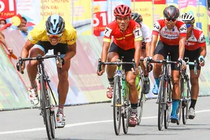 Áo vàng Phạm Quốc Cường đang rút về đích