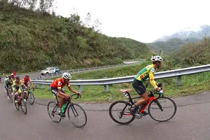 Các tay đua đang chinh phục đèo Phượng Hoàng tại cuộc đua xe đạp BTV cúp 2017 chặng đua Nha Trang - Buôn Mê Thuột. Ảnh: HOÀNG HÙNG 