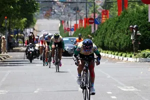 Nguyễn Thị Thi tung nước rút về đích.