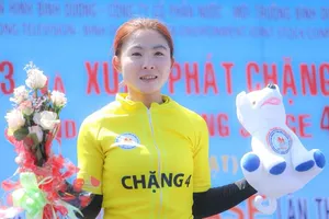 Thu Mai đang mặc chiếc áo vàng sau 4 chặng. 