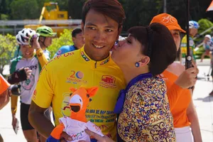 Việt Hương gởi tặng nụ hôn cho áo vàng Nguyễn Thành Tâm. Ảnh: HOÀNG HÙNG