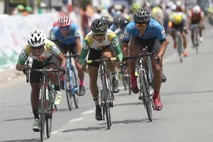 Các tay đua Bike Life Đồng Nai (áo xanh) đang có ưu thế trên đường đua. 