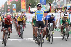 Hà Kiều Tấn Đại về nhất đoạt luôn chiếc áo xanh. 