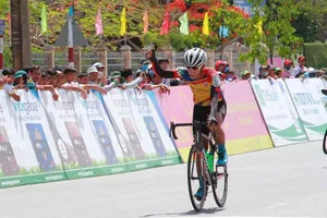 Nguyễn Nhật Nam vui mừg tại đích đến. 