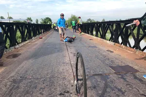 Chiếc bánh xe dính vào rãnh cầu. 