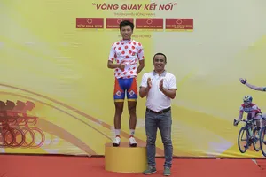 Phan Hoàng Thái với chiếc áo đỏ chính thức. 