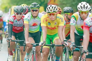 Trịnh Đức Tâm luôn được các đồng đội bảo vệ áo vàng. 