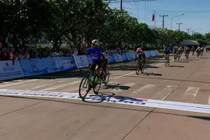 Áo xanh Lê Nguyệt Minh một lần nữa cán đích đầu tiên. 