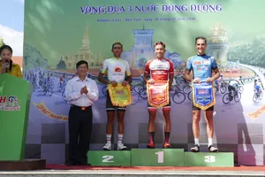 Mai Nguyễn Hưng trên bục nhận thưởng. 