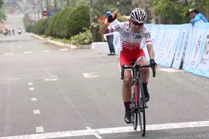 Tay đua Nhật Bản Kashiki Shoko một mình cán đích. ẢNH: DƯ HẢI