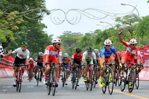 Các tay đua tại đích đến. Ảnh; NGUYỄN NHÂN