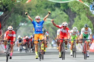 Lê Nguyệt Minh lần thứ 3 vui mừng tại đích đến. Ảnh: NGUYỄN NHÂN 