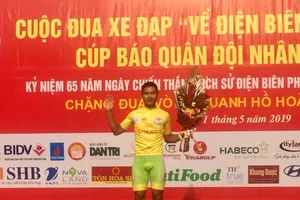 Quàng Văn Cường tạm mặc áo vàng. 