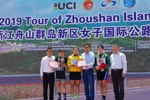 Thu Mai trên bục nhận áo vàng.