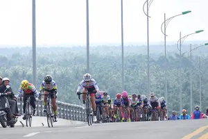 Cung đường miền Tây với nhiều cầu có độ dốc lớn. 