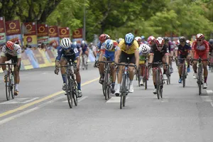 Loic (áo vàng) đã đòi lại được danh hiệu cao quý. 