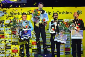 Anh Chiến (bìa trái) trên bục nhận thưởng. 