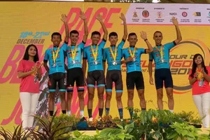 Đội Bike Life Đồng Nai trên bục nhận thưởng. 