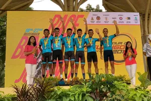 Đội Bike Life Đồng Nai trên bục nhận thưởng tại giải Malaysia. 