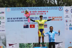 Tay đua Somrat đang mặc chiếc Áo vàng sau 8 chặng. 