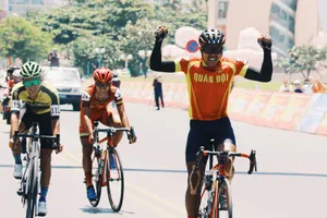 Tay đua Tống Thanh Tuyền về nhất chặng. 