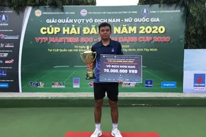 Tay vợt Lý Hoàng Nam với chiếc Cúp vô địch. 