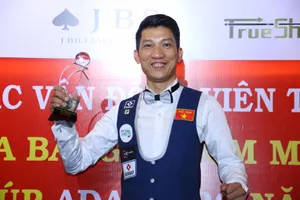 Cơ thủ Ngô Đình Nại với chiếc Cúp vô địch. 