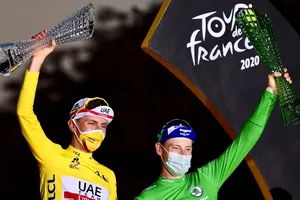 Các VĐV lên nhận giải đều phải mang khẩu trang. 