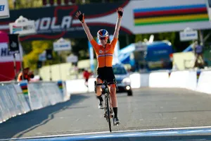 Anna van der Breggen cán đích đầu tiên