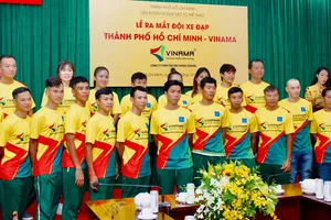 Đội TPHCM trong màu áo mới. Ảnh: HOÀNG HÙNG 