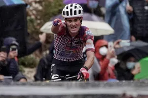 Tay đua Ruben Guerreiro một mình cán đích. 