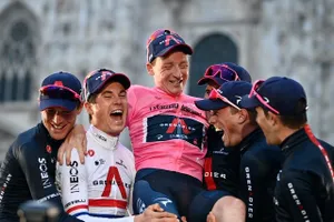 Geoghegan Hart vui mững cùng đồng đội mặc Áo hồng. 