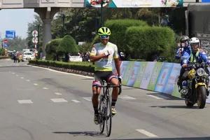 Đăng Khoa một mình về đích ăn mừng chiến thắng. 