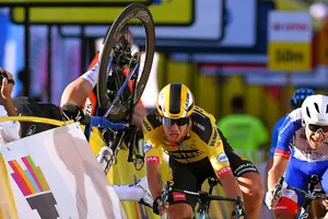 Tình huống Fabio Jakobsen đâm vào tấm pano. 