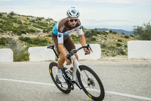 Tay đua Mikael Cherel của đội AG2R La Mondiale,