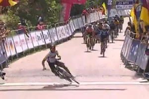 Tay đua Edison Munoz bị té ngay đích đến do ăn mừng. 