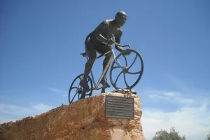 Marco Pantani được dựng tượng tại quê nhà Cesenatico.