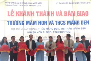 Cắt băng khánh thành và đưa vào sử dụng Trường Mầm non và THCS Măng Đen