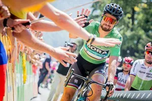 “Ông thần nước rút” Peter Sagan may mắn tập luyện cùng nhóm khác.