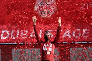 Tadej Pogacar vẫn giữ áo đỏ tổng sắp dù bị phạt.