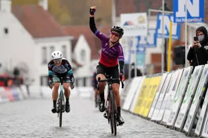 Amy Pieters mừng chiến thắng 