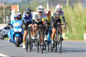 Nguyễn Thị Thi và Thu Mai bứt phá trên đường đèo. 