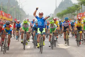 Tay đua Lê Nguyệt Minh mừng chiến thắng. Ảnh: HOÀNG HÙNG