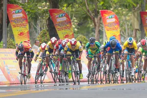 Nguyễn Trường Tài đi đầu trong màn so tài nước rút. Ảnh: HOÀNG HÙNG