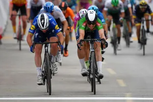 Mark Cavendish (trái) thắng sít sao trước Jasper Philipsen 