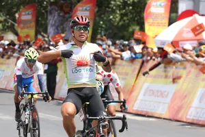 Trịnh Đức Tâm vui mừng với chiến thắng đầu tiên. Ảnh: HOÀNG HÙNG