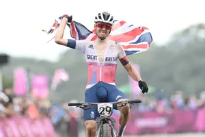 Tom Pidcock ăn mừng chiến thắng tại đích đến