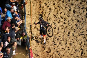 Denise Betsema vác xe vượt đồi cát